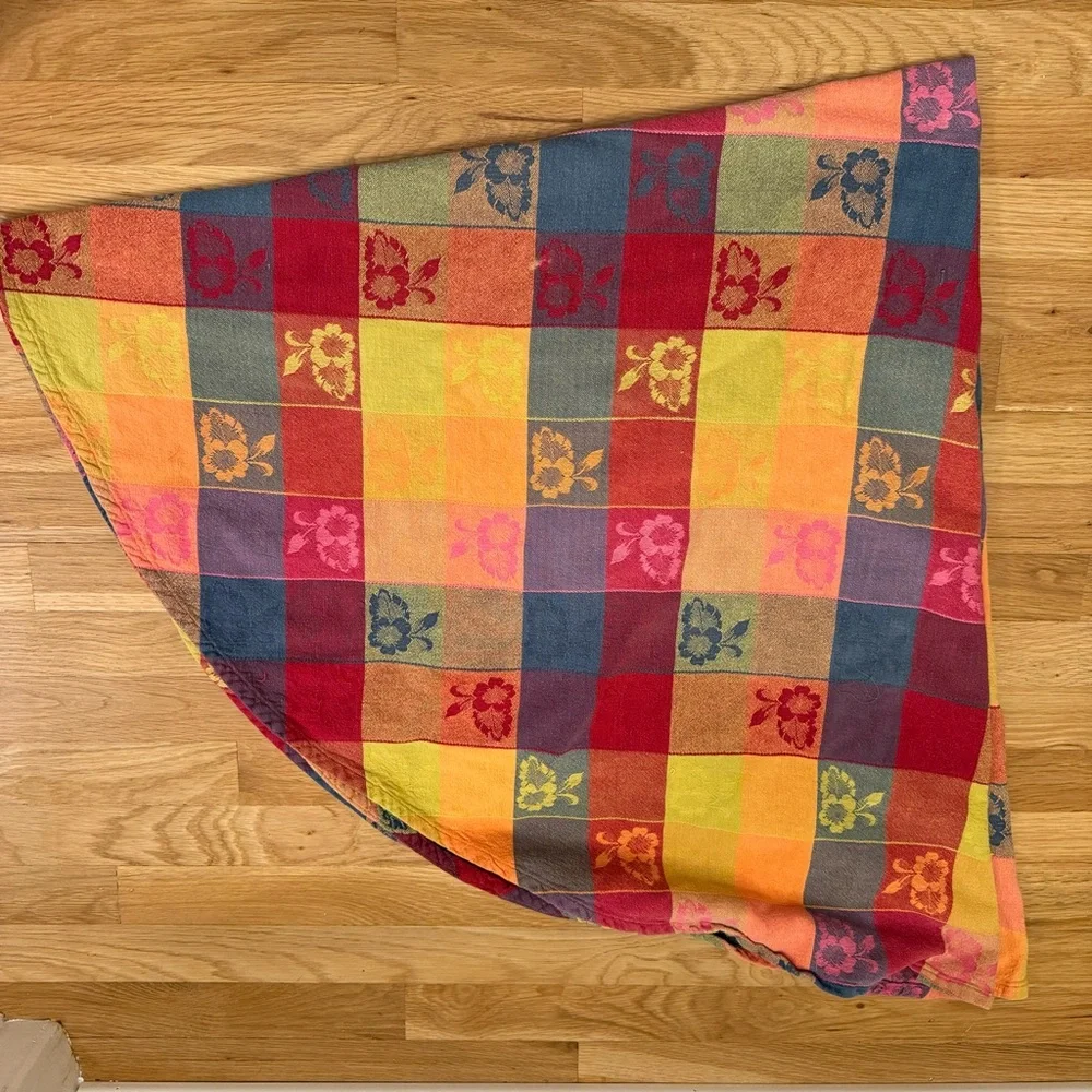 Vintage~ LINENSN-THINGS Round Tablecloth 60”